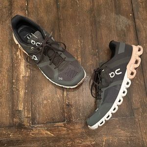 On running cloud flow womens running sneaker size 8.5 grey and pink